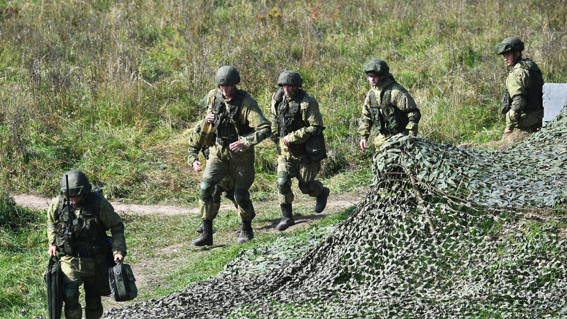 Militari la exercițiile Forțelor Armate din Rusia și Belarus „Vest-2021” la terenul de antrenament Pravdinsky din regiunea Kaliningrad - Sputnik Moldova-România, 1920, 15.09.2021