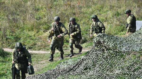Militari la exercițiile Forțelor Armate din Rusia și Belarus „Vest-2021” la terenul de antrenament Pravdinsky din regiunea Kaliningrad - Sputnik Moldova-România