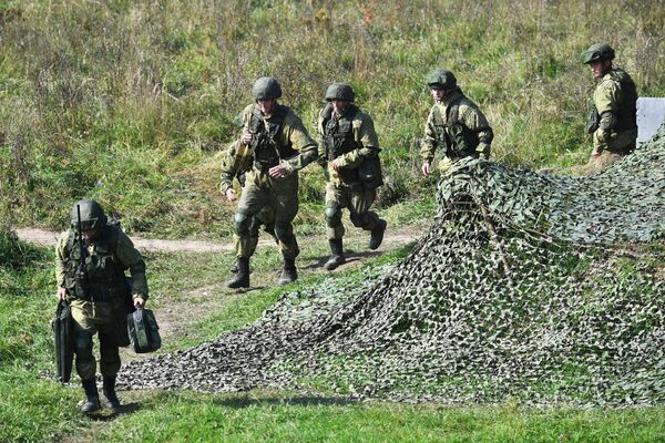 Militarii în timpul exercițiilor comune strategice ale trupelor ruse și belaruse „Vest 2021”, pe poligonul Pravdinski, regiunea Kaliningrad. - Sputnik Moldova-România