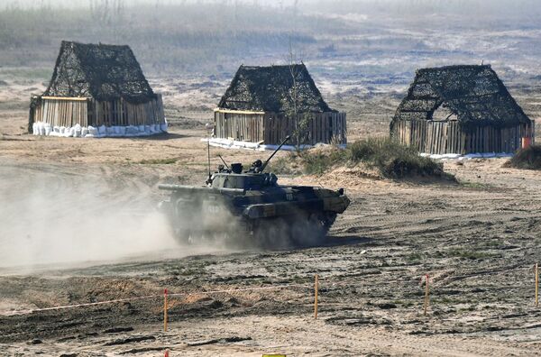 Un vehicul militar rusesc de luptă a infanteriei BMP-2, în timpul exercițiilor militare strategice comune ruso-belaruse „Vest 2021”, pe poligonul militar Obuz-Lesnovski, în apropiere de Baranovici. - Sputnik Moldova-România