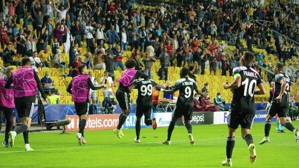 Футболисты Шерифа празднуют второй гол в ворота донецкого Шахтера - Sputnik Молдова