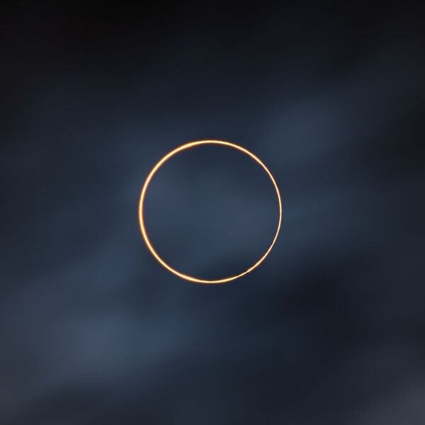 21 июня 2020 года произошло кольцевое солнечное затмение, и фотограф постарался не пропустить его. Он решил поехать на Али в Тибет, потому что там круглый год солнечная погода. Однако во время кольцевого затмения по всему небу были темные тучи. Но уже через минуту после кольцевого затмения солнечный свет пробился сквозь облака, и фотограф смог сделать этот снимок. - Sputnik Молдова
