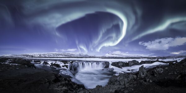 На этом изображении показано зимнее сияние у одного из самых узнаваемых водопадов Исландии – водопада богов, могущественного Годафосса. Гогафосс, Северо-Восточный регион, Исландия, 6 февраля 2020 г. - Sputnik Молдова