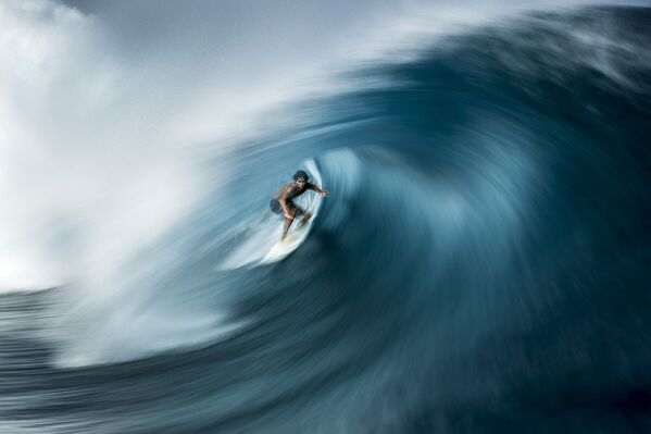 Серфер Матахи Дроллет ловит волну, известную как Теахупо&#x27;о. Таити, Французская Полинезия. - Sputnik Молдова