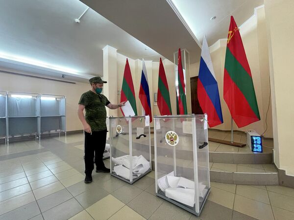 Так проходил процесс голосования на одном из избирательных участков в Тирасполе. - Sputnik Молдова
