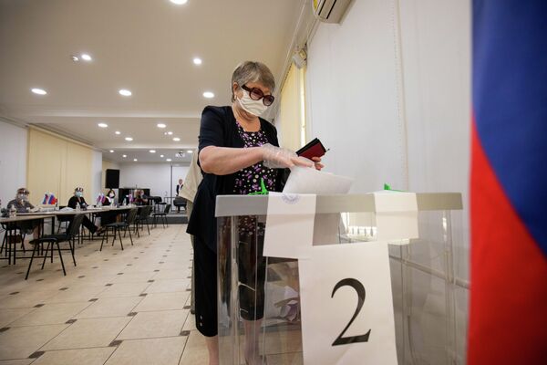 Așa votează cetățenii ruși la secțiile de votare din Chișinău.  - Sputnik Moldova