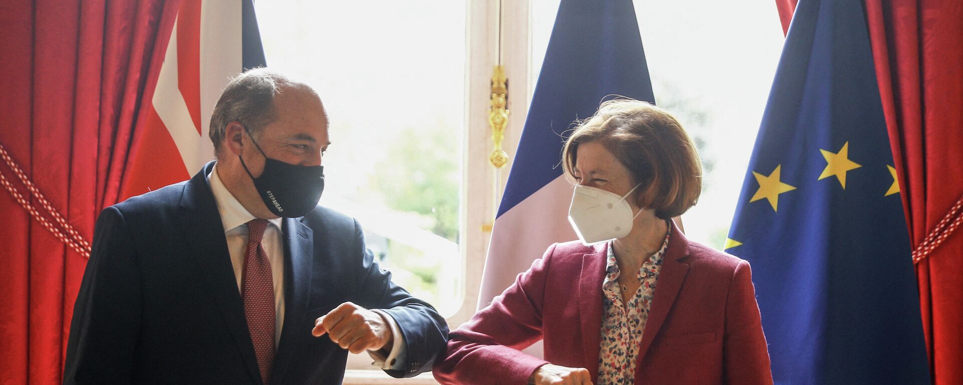 French Defence Minister Florence Parly (R) elbows her British counterpart Ben Wallace (L) - Sputnik Moldova-România, 1920, 20.09.2021