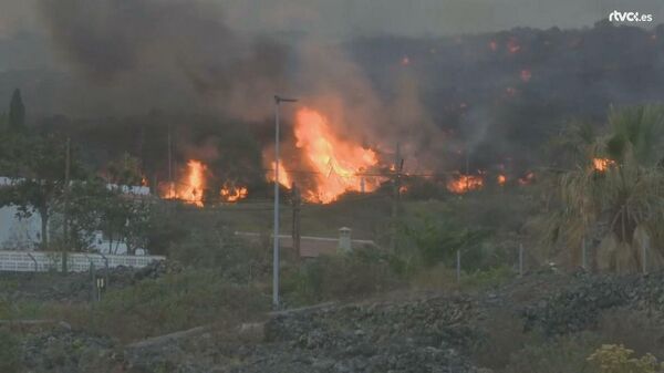 Spain: Fires rage on La Palma island following volcanic eruption - Sputnik Moldova-România