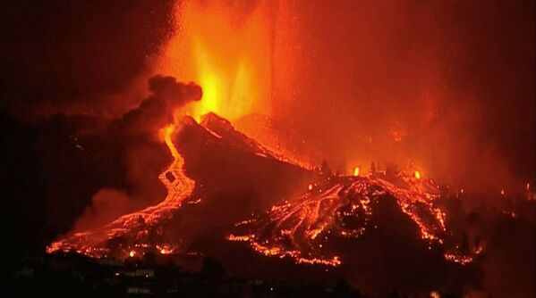 Lava se revarsă dintr-un vulcan din parcul național Cumbre Vieja de la El Paso, pe Insula Canare La Palma, 19 septembrie 2021, imagine capturată dintr-un video. - Sputnik Moldova-România