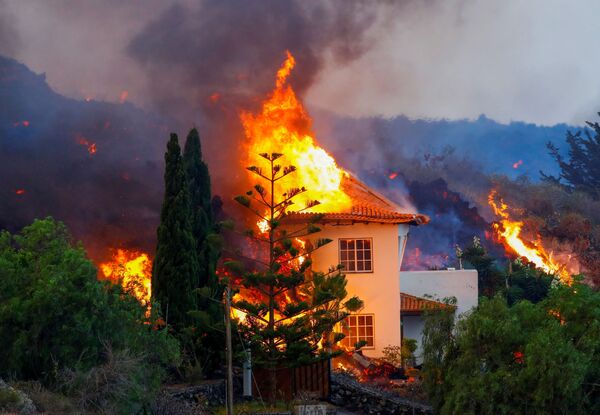 O casă arde din cauza lavei din erupția unui vulcan din parcul național Cumbre Vieja de la Los Llanos de Aridane, pe Insula Canare La Palma, 20 septembrie 2021. - Sputnik Moldova-România