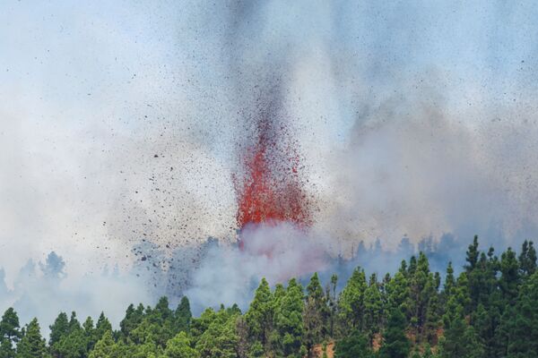 Lava și fumul sunt văzute în urma erupției unui vulcan în parcul național Cumbre Vieja de la El Paso, pe Insula Canare La Palma, 19 septembrie 2021. - Sputnik Moldova-România