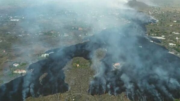O captură de ecran din filmările cu drone arată lava care curge după erupția unui vulcan în parcul național Cumbre Vieja, pe Insula Canare La Palma, 20 septembrie 2021. - Sputnik Moldova-România