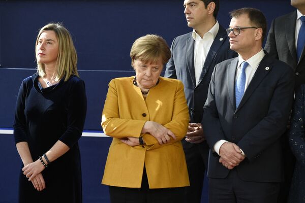 Înaltul reprezentant al UE pentru afaceri externe și politica de securitate Federica Mogherini, cancelarul german Angela Merkel, prim-ministrul Greciei Alexis Tsipras și prim-ministrul finlandez Juha Sipila pozează pentru o fotografie de familie la 22 martie 2019 la Bruxelles la finalul unui summit al UE axat pe Brexit . - Liderii europeni și premierul englez au convenit la începutul zilei de 22 martie o scurtă întârziere la divorțul Marii Britanii de Uniunea Europeană, în speranța asigurării unui Brexit ordonat. - Sputnik Moldova-România