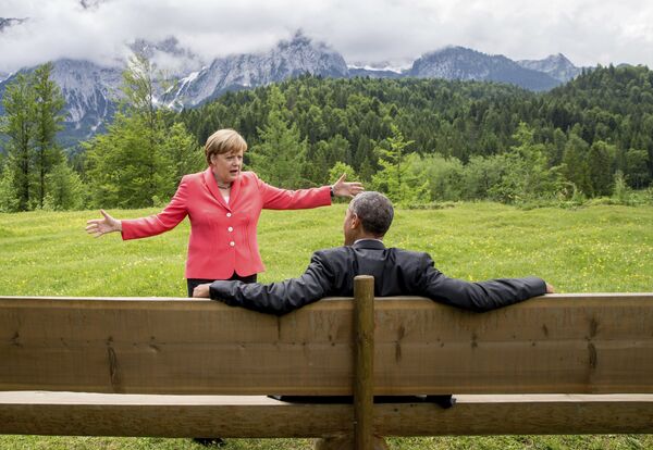 În această fotografie de fișier din 8 iunie 2015, cancelarul german, Angela Merkel, a plecat, vorbind cu președintele SUA, Barack Obama, la hotelul Schloss Elmau de lângă Garmisch-Partenkirchen, Germania, în timpul summitului G-7. Angela Merkel a văzut totul când vine vorba de președinții SUA. Merkel face joi prima sa vizită la Casa Albă de când a preluat funcția Joe Biden. El este al patrulea președinte american cu aproape 16 ani de mandat de cancelar german. - Sputnik Moldova-România