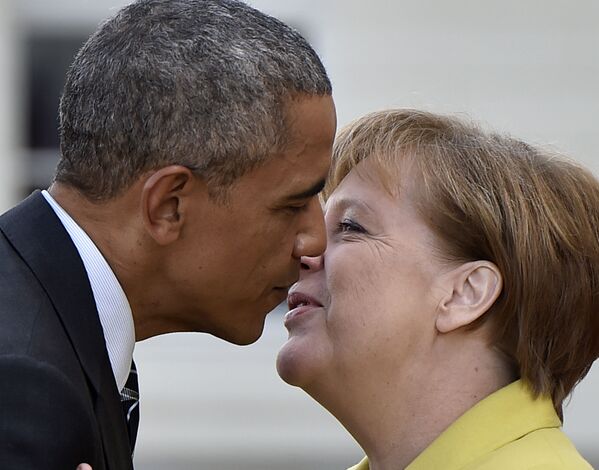 Cancelarul german Angela Merkel, dreapta, salută SUA Președintele Barack Obama la Palatul Herrenhaus din Hanovra, nordul Germaniei, duminică, 24 aprilie 2016. Obama se află într-o vizită oficială de două zile în Germania. - Sputnik Moldova-România