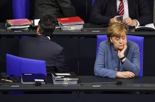 Cancelarul german Angela Merkel și vice-cancelarul german și ministrul de externe Sigmar Gabriel își ocupă locurile pentru a participa la o sesiune plenară la Bundestag, pe 12 decembrie 2017 la Berlin. - Sputnik Moldova-România