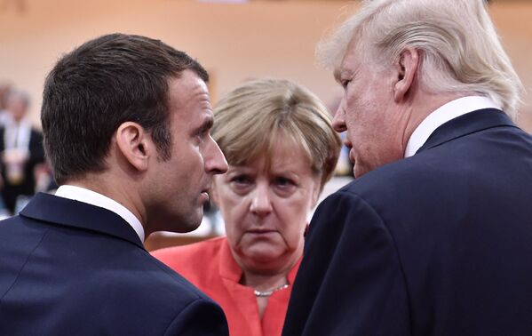 Președintele american Donald Trump (R), președintele francez Emmanuel Macron (L) și cancelarul german Angela Merkel (C) discută la începutul primei sesiuni de lucru a reuniunii G20 de la Hamburg, nordul Germaniei, pe 7 iulie 2017. - Lideri dintre economiile de top ale lumii se vor aduna în perioada 7-8 iulie 2017 în Germania pentru cel mai furtunos summit G20 din ultimii ani, cu dezacorduri de la războaie la schimbările climatice și comerțul global. - Sputnik Moldova-România