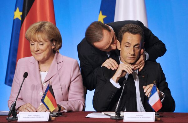 Președintele francez Nicolas Sarkozy, flancat de cancelarul german Angela Merkel, îl ascultă pe prim-ministrul italian Silvio Berlusconi în timp ce participă la o conferință de presă finală la sfârșitul ședinței de lucru pentru a concepe propriile pachete de salvare pentru băncile aflate în dificultate și grupuri, pe 4 octombrie 2008 la Palatul Eliseu prezidențial din Paris. În timp ce președintele american George W. Bush a semnat un document de 700 de miliarde de dolari către Wall Street, ochii lumii financiare s-au îndreptat spre Europa în speranța unor măsuri generoase suplimentare pentru a elibera capitalul și a liniști piețele agitate. - Sputnik Moldova-România