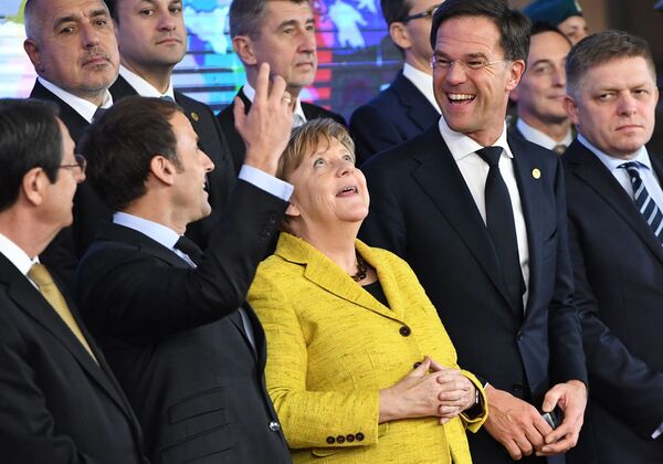 Președintele Ciprului, Nicos Anastasiades, Președintele Franței, Emmanuel Macron, Cancelarul Germaniei, Angela Merkel, Primul Ministru al Olandei, Mark Rutte, și Primul Ministru al Slovaciei, Robert Fico, participă la o ceremonie privind Cooperarea în Structura Permanentă (PESCO) la marginea summitului Uniunii Europene (UE) Bruxelles la 14 decembrie 2017. - Liderii europeni vor discuta despre criza migrației și apărarea pe 14 decembrie, urmată de Brexit a doua zi. - Sputnik Moldova-România