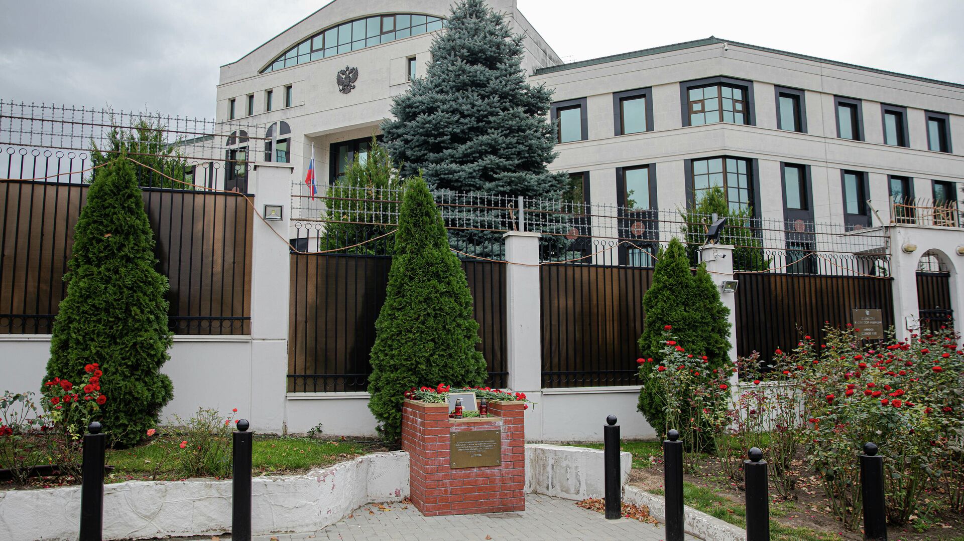 Кишиневцы несут цветы к посольству России в память о жертвах трагедии в Перми - Sputnik Moldova, 1920, 21.09.2021