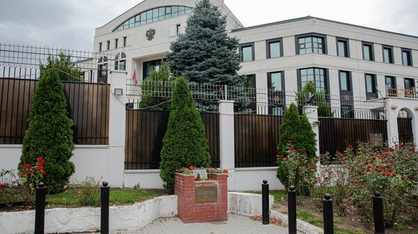 Кишиневцы несут цветы к посольству России в память о жертвах трагедии в Перми - Sputnik Молдова