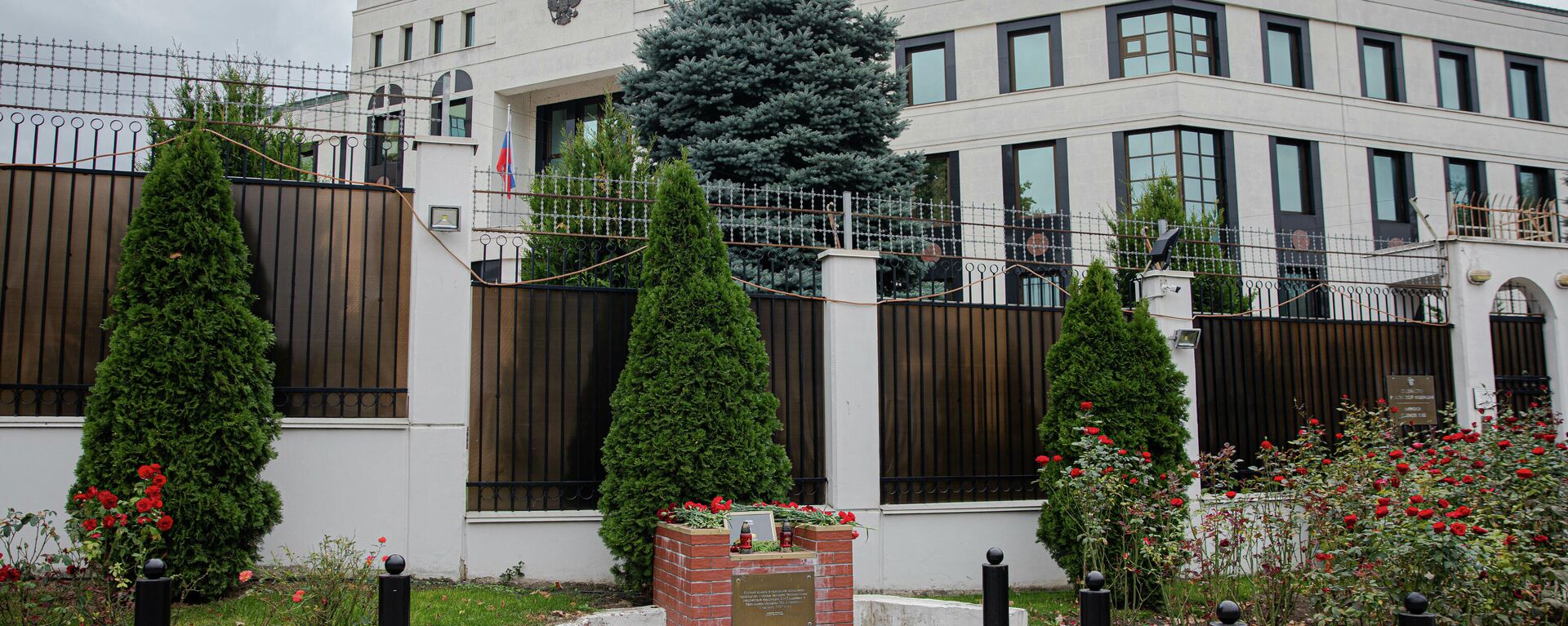Кишиневцы несут цветы к посольству России в память о жертвах трагедии в Перми - Sputnik Moldova, 1920, 21.09.2021