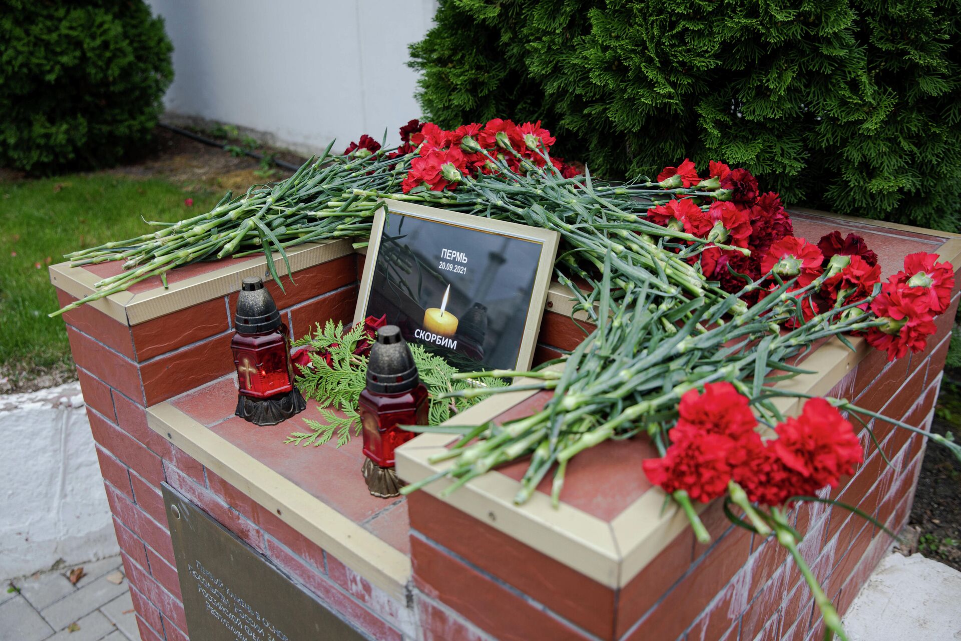 Кишиневцы несут цветы к посольству России в память о жертвах трагедии в Перми - Sputnik Молдова, 1920, 21.09.2021