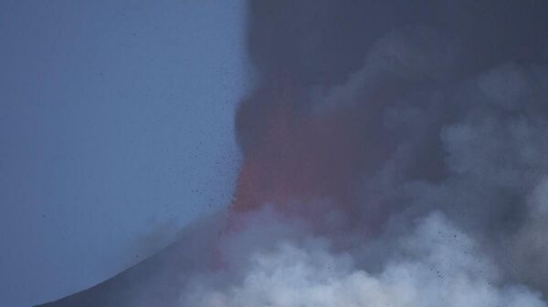 Italy: Mount Etna volcano belches smoke and lava into the sky - Sputnik Moldova-România