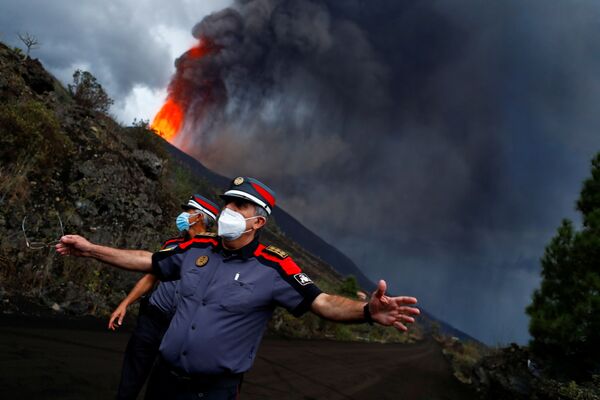 Poliția blochează drumul după ce un vulcan a erupt pe insula La Palma, Spania - Sputnik Moldova