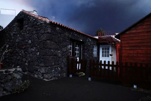 O casă este acoperită cu cenușa vulcanului care a erupt de pe insula La Palma din Spania - Sputnik Moldova