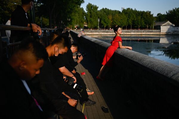 O femeie pozează pentru o poză de nuntă în afara Orașului Interzis din Beijing, pe 22 septembrie 2021. - Sputnik Moldova-România
