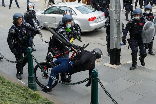Un manifestant este reținut în timp ce ofițerii de poliție dispersează un protest împotriva restricțiilor Covid-19 la Melbourne, pe 21 septembrie 2021. - Sputnik Moldova-România
