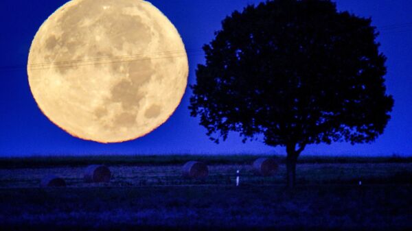 Полная луна заходит за холмы региона Таунус, Германия - Sputnik Молдова
