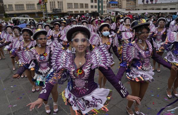 Dansatorii cântă în timpul unei sărbători a festivalului „El Caporal” din La Paz, Bolivia, duminică, 19 septembrie 2021. - Sputnik Moldova-România