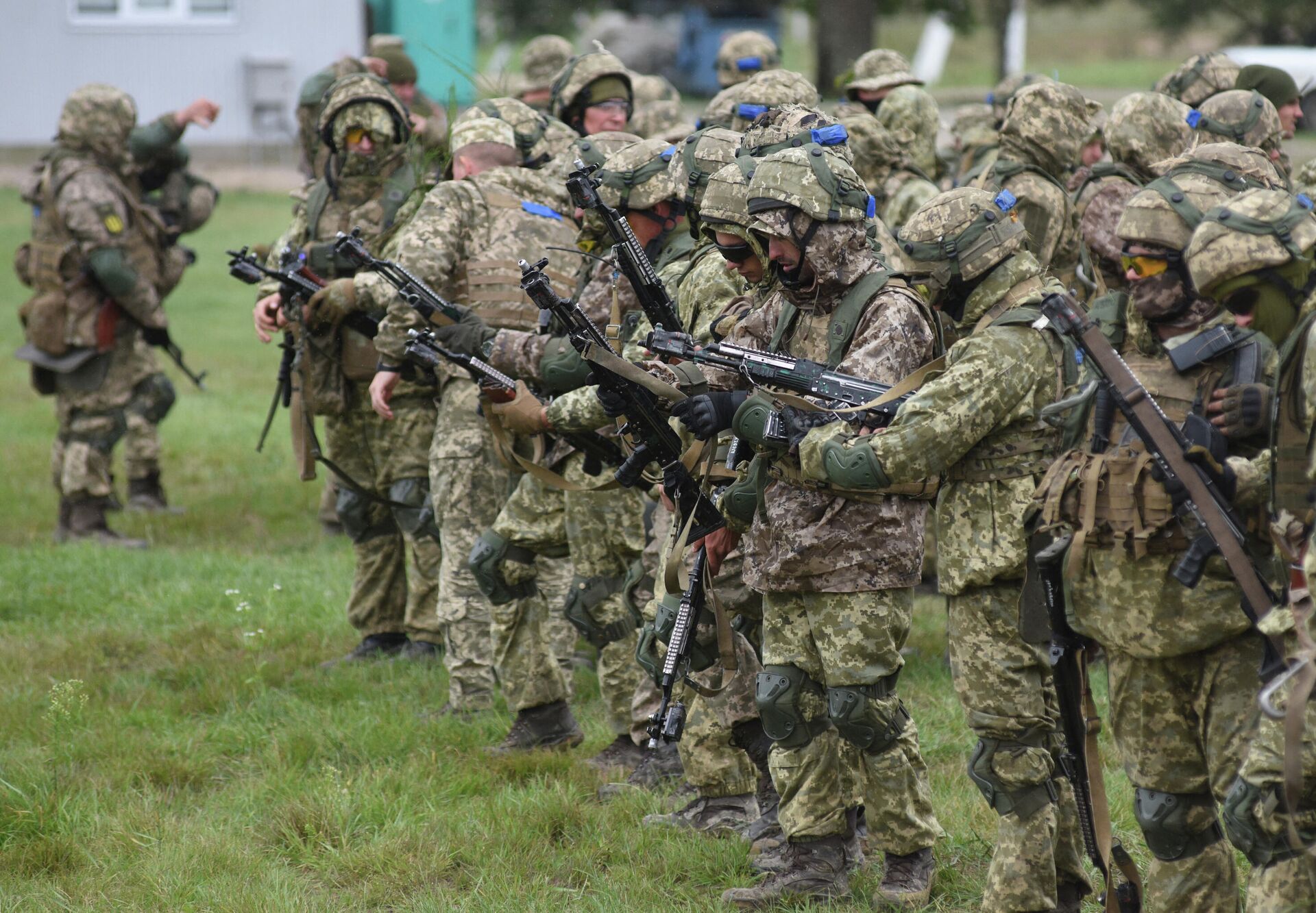 Украинские военнослужащие принимают участие в совместных военных учениях Rapid Trident с США и другими странами НАТО - Sputnik Молдова, 1920, 01.10.2021
