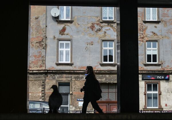 O tânără se plimbă pe străzile din Bytom, Polonia - Sputnik Moldova
