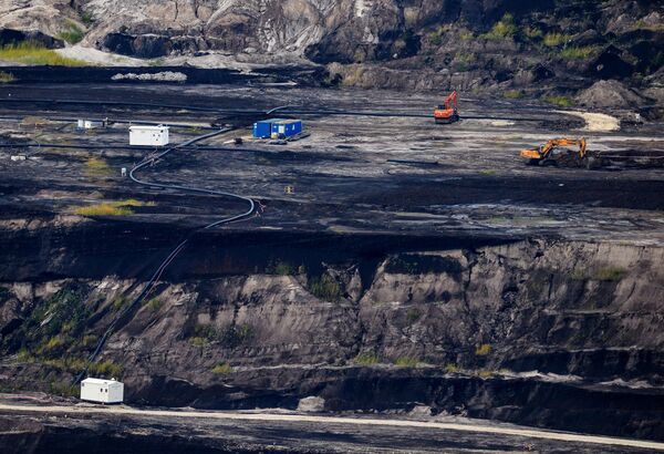 Cariera de cărbune a companiei Belchatowskaya TPP din Polonia. Compania Belchatow este considerată cea mai mare centrală din Europa și a patra din lume. Compania folosește cărbune brun ca combustibil, drept urmare este lider în ceea ce privește emisiile nocive din Europa. Comisia Europeană a aplicat o amendă Poloniei în valoare de 500 mii de euro pentru extracția cărbunelui brun de la mina Turov. - Sputnik Moldova
