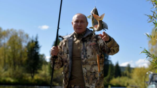 Президент РФ Владимир Путин во время рыбалки в тайге - Sputnik Moldova-România