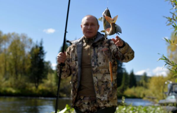 Владимир Путин на таежной рыбалке. - Sputnik Молдова