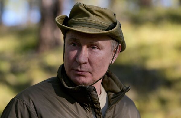 Septembrie 2021. Președintele rus Vladimir Putin, făcând o plimbare prin taiga. La începutul lunii septembrie, după încheierea deplasării de lucru în ținutul Primorie și regiunea Amur, Vladimir Putin s-a oprit câteva zile în Siberia, unde a petrecut o scurtă vacanță. - Sputnik Moldova