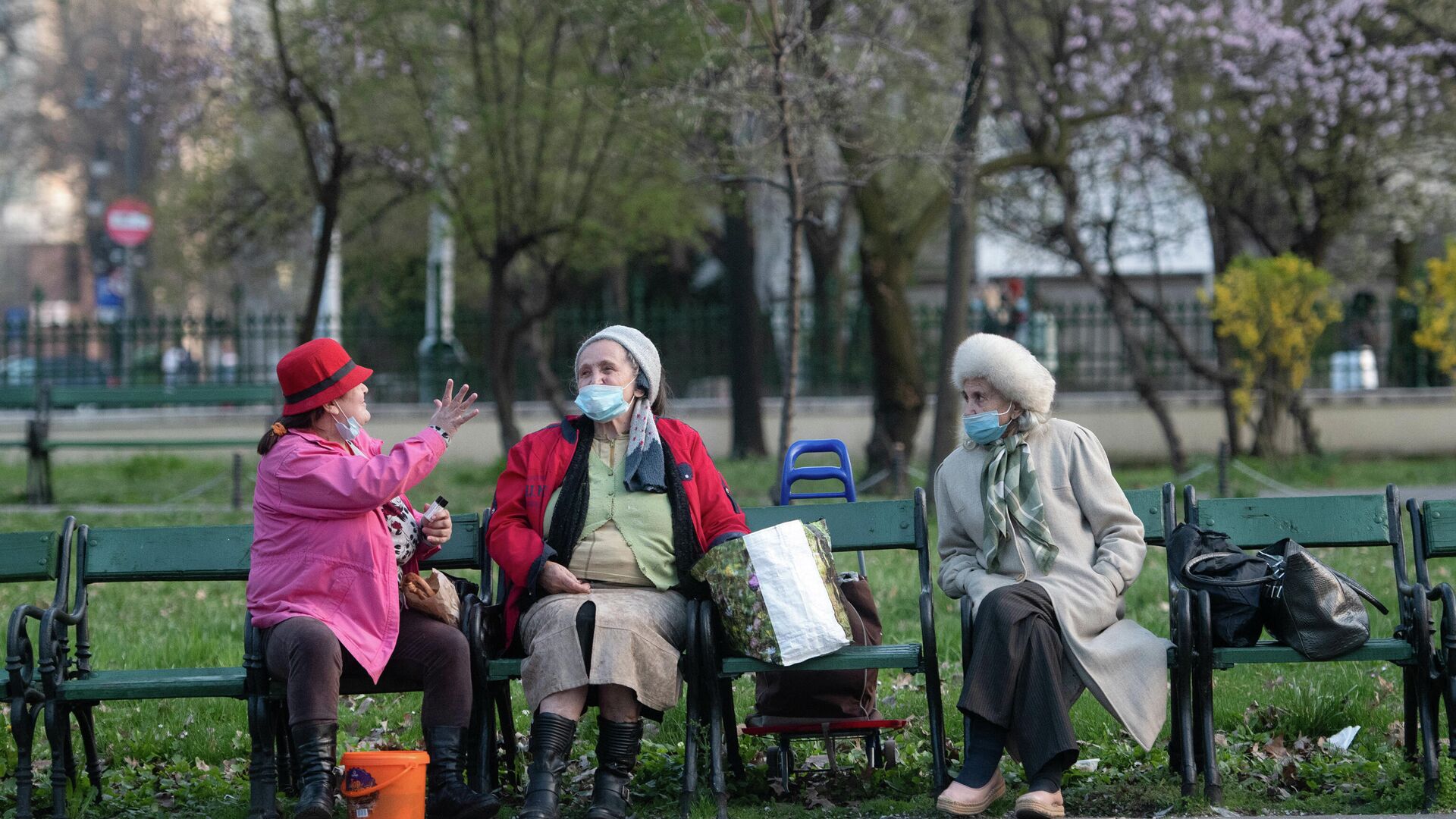 Oameni în măști în parc - Sputnik Moldova-România, 1920, 26.09.2021