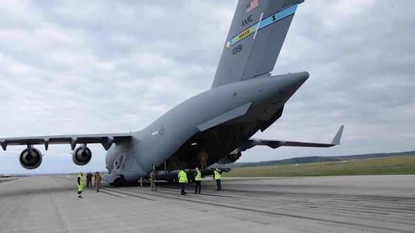 Военно-транспортный самолет ВВС США  доставил в Кишинев военную технику - Sputnik Moldova-România