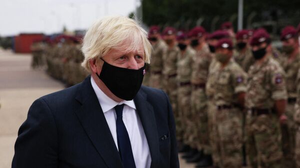  Boris Johnson și militari britanici - Sputnik Moldova-România