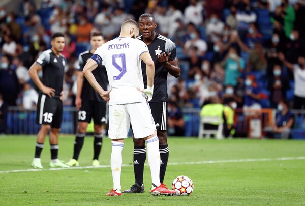 Danilo Arboleda de la Sheriful Tiraspol îi vorbește lui Karim Benzema de la Real Madrid, înainte ca acesta să bată penalti. - Sputnik Moldova
