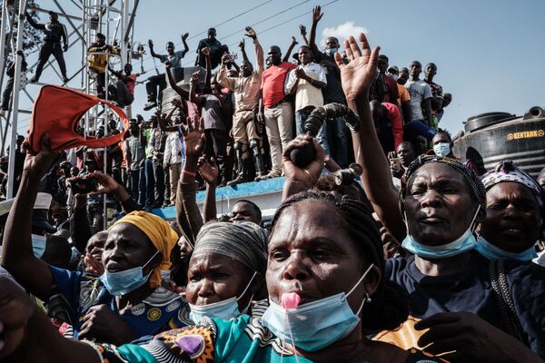 Lucrătorii din domeniul sănătății și oamenii reacționează în timp ce președintele kenyan Uhuru Kenyatta și liderul opoziției keniene Raila Odinga participă la inaugurarea spitalului de nivel 3 Kibera din mahalaua Kibera din Nairobi la 29 septembrie 2021. - Sputnik Moldova-România