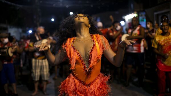 Девушка танцует во время репетиции в школе самбы Unidos de Padre Miguel в Рио-де-Жанейро, Бразилия - Sputnik Молдова
