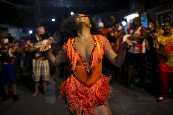 Andressa Marinho de 19 ani dansează în timpul unei repetiții la școala de samba Unidos de Padre Miguel din Rio de Janeiro, Brazilia - Sputnik Moldova