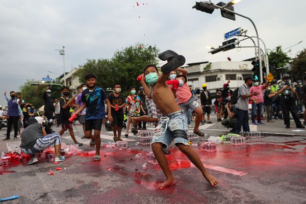 Protestatarii anti-guvernamentali aruncă cu sticle de vopsea roșie asupra polițiștilor în timpul unei manifestații la Bangkok - Sputnik Moldova