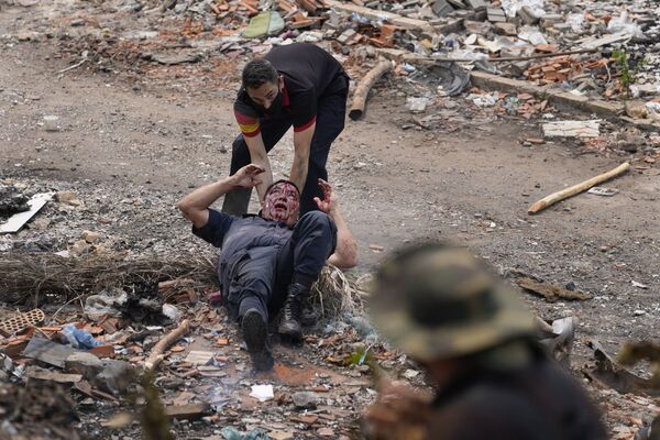 Un ofițer își ajută colegul rănit în timpul protestelor din Paraguay - Sputnik Moldova