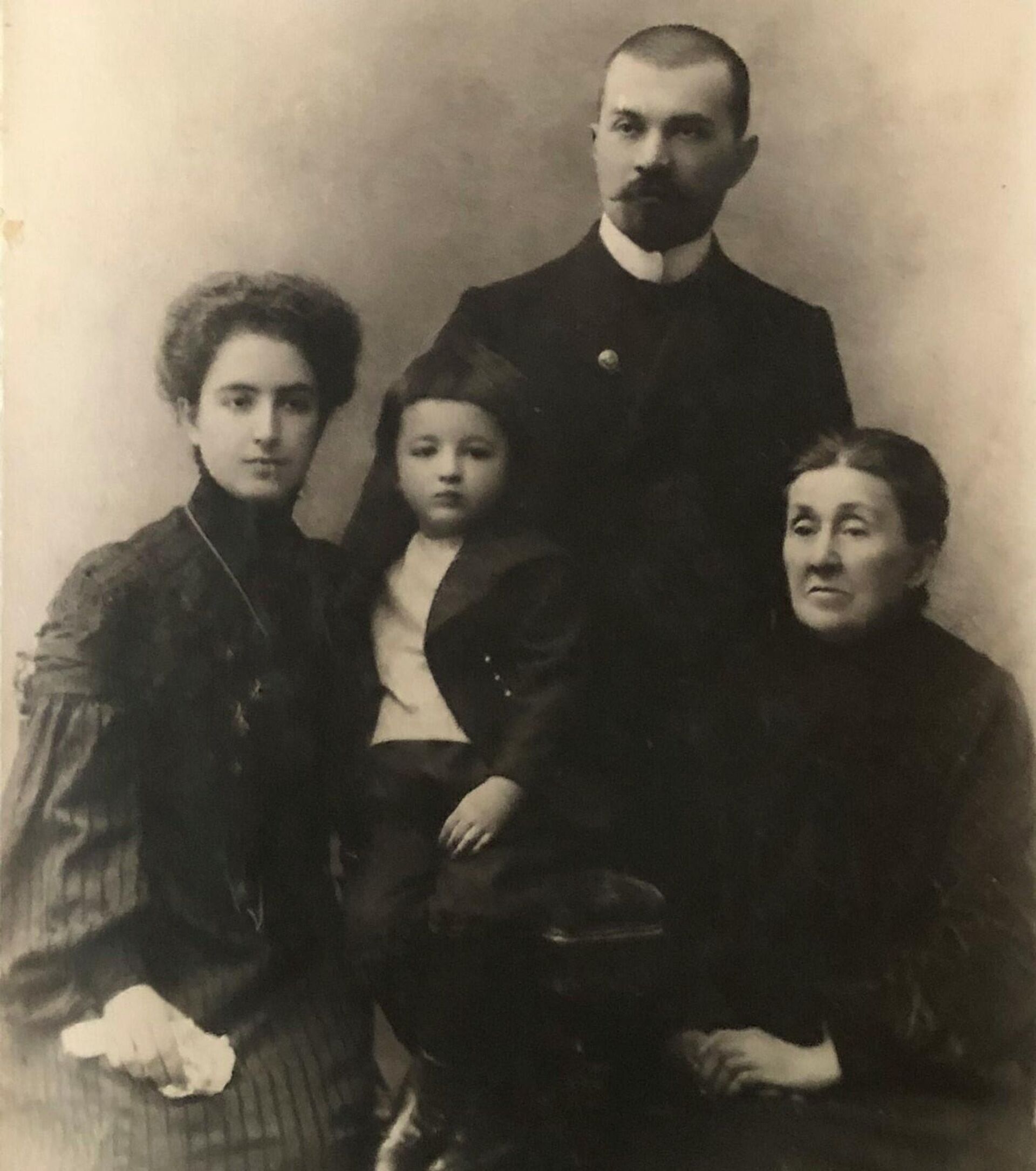 Щусев с матерью жены, женой и сыном. 1914 год - Sputnik Молдова, 1920, 03.10.2021